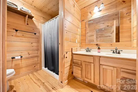 Bath - 963 Double Eagle Dr, Nebo, NC 28761 photo 3 of 3