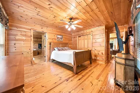 Bedroom - 963 Double Eagle Dr, Nebo, NC 28761 photo 3 of 5