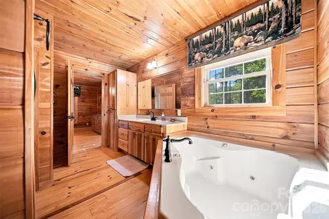 Bath - 963 Double Eagle Dr, Nebo, NC 28761 photo 2 of 3