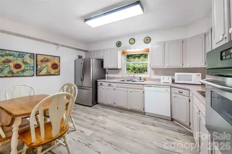 Kitchen - 102 Boyd 2a Dr #2A, Flat Rock, NC 28731 photo 4 of 4