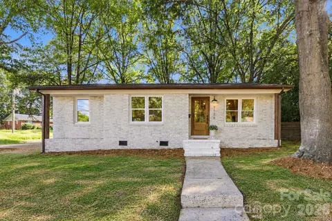 7126 Woodstream Dr, Charlotte, NC 28210