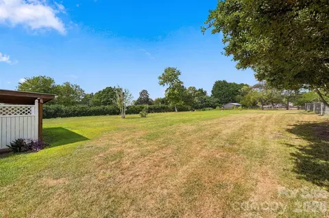 Exterior - 4273 Springs Rd, Conover, NC 28613 photo 5 of 8