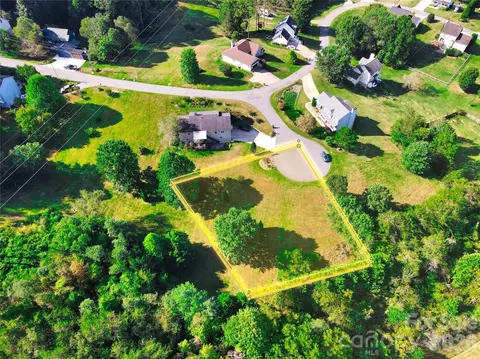 3 Pinebluff Ct, Weaverville, NC 28787