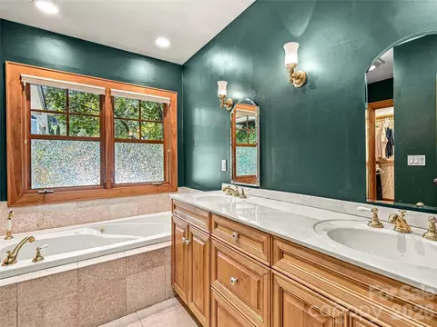 Bath - 56 Devonshire Dr, Mills River, NC 28759 photo 3 of 7