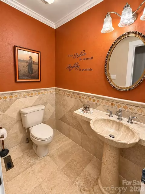 Bath - 609 1st N Ave N, Conover, NC 28613 photo 5 of 7