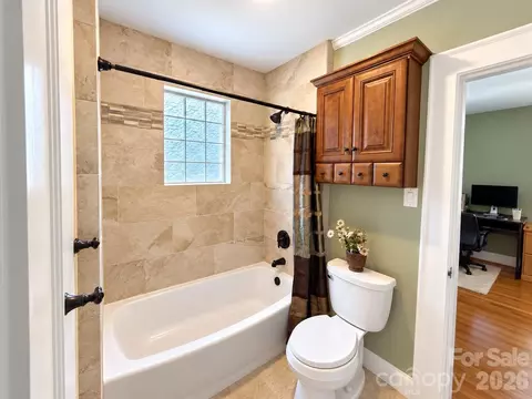 Bath - 609 1st N Ave N, Conover, NC 28613 photo 2 of 7
