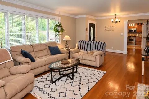 Living - 609 1st N Ave N, Conover, NC 28613 photo 1 of 4