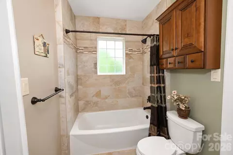 Bath - 609 1st N Ave N, Conover, NC 28613 photo 3 of 7