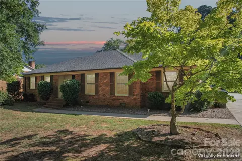 13507 Four Oaks Ln, Matthews, NC 28105
