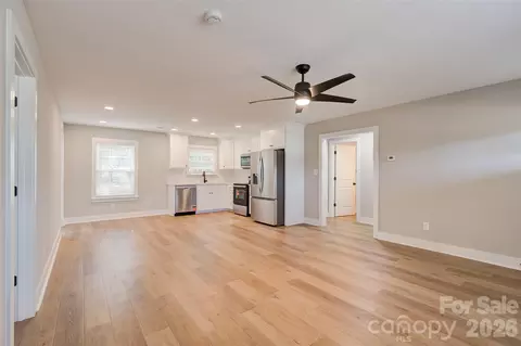 Living - 519 S Third St, Mcbee, SC 29101 photo 3 of 9