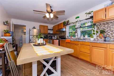 Kitchen - 2287 Us 70 Hwy, Morganton, NC 28655 photo 3 of 4