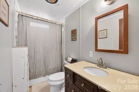 Bath - 455 Hubbard Rd, Hickory, NC 28601 photo 2 of 3