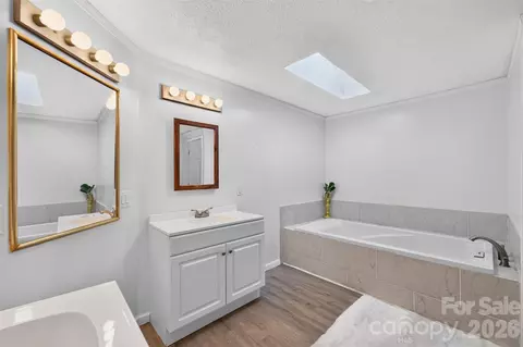 Bath - 455 Hubbard Rd, Hickory, NC 28601 photo 1 of 3