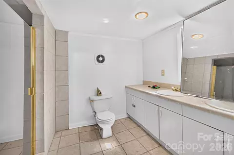 Bath - 455 Hubbard Rd, Hickory, NC 28601 photo 3 of 3