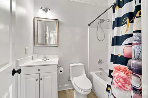 Bath - 6671 Fox Ridge Cir, Davidson, NC 28036 photo 3 of 4