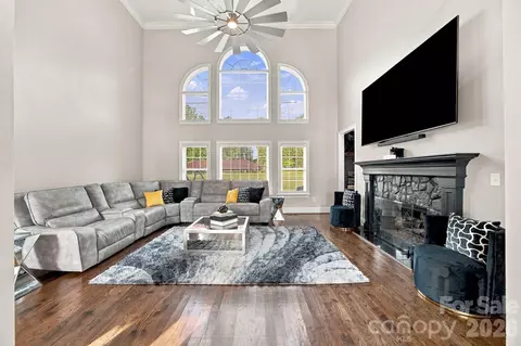 Living - 6671 Fox Ridge Cir, Davidson, NC 28036 photo 2 of 4