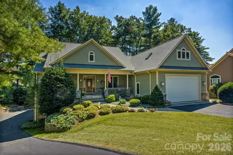 151 Shadowleaf Dr, Hendersonville, NC 28739