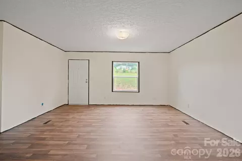 Living - 2913 Conner Cir, Morganton, NC 28655 photo 2 of 4