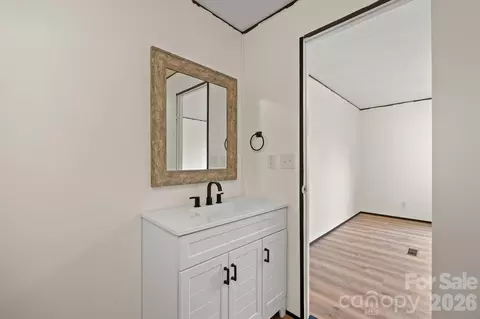 Bath - 2913 Conner Cir, Morganton, NC 28655 photo 1 of 2
