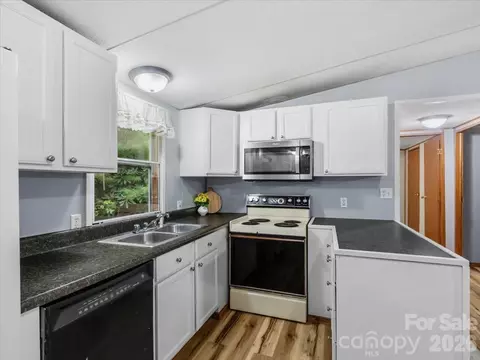 Kitchen - 2271 Gouges Creek Rd, Spruce Pine, NC 28777 photo 2 of 2
