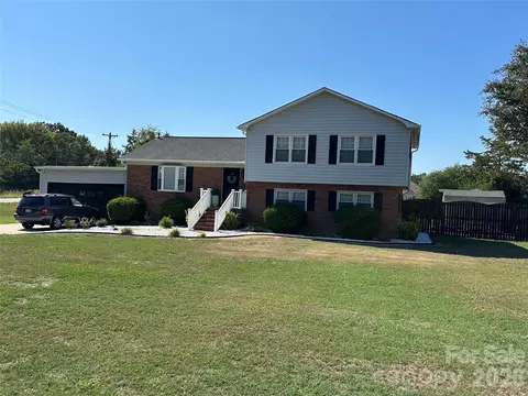 8224 Craighead Rd, Harrisburg, NC 28075