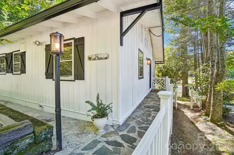 52 Lake Jordan Dr, Flat Rock, NC 28731