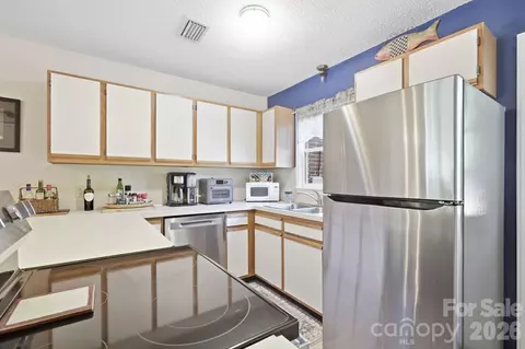 Kitchen - 102 Brandywine C2 Dr #C2, Conover, NC 28613 photo 2 of 2