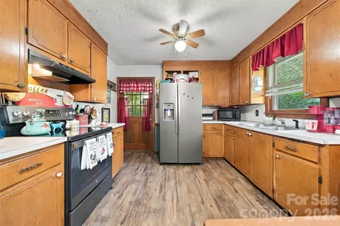 Kitchen - 3115 10th Ne Ave NE, Conover, NC 28613 photo 2 of 5