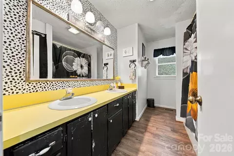 Bath - 3115 10th Ne Ave NE, Conover, NC 28613 photo 1 of 1