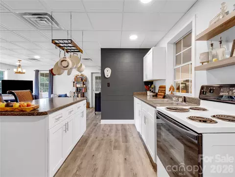 Kitchen - Troy Lane, Tryon, NC 28782 photo 4 of 4