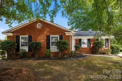 4700 Woodway Pl, Charlotte, NC 28208