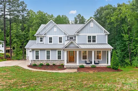 6601 Harbor Oaks Dr, Denver, NC 28037