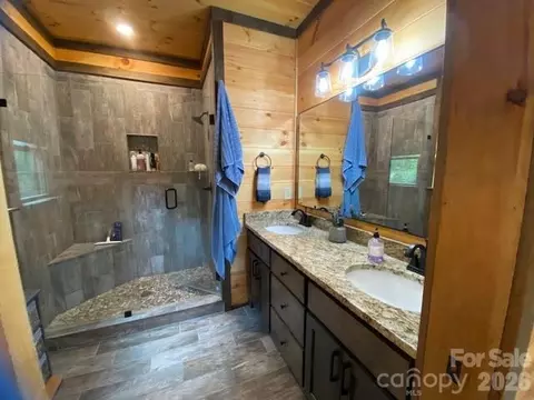 Bath - 50 Devin Dr, Murphy, NC 28906 photo 1 of 4