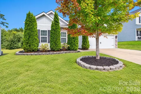 9012 Avery Meadows Dr, Charlotte, NC 28216