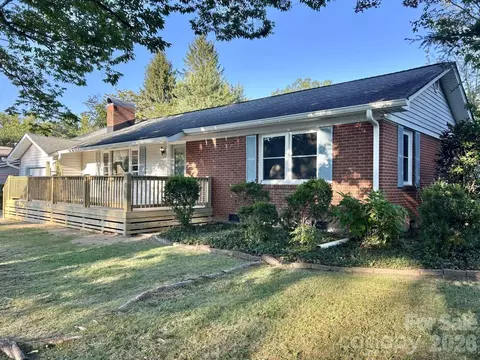 1225 Pinebrook Cir, Hendersonville, NC 28739