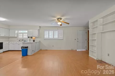 Living - 630 E Pigg St, Pageland, SC 29728 photo 5 of 7