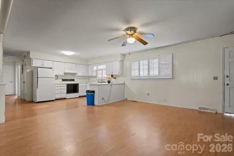 Living - 630 E Pigg St, Pageland, SC 29728 photo 6 of 7
