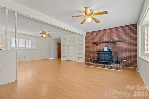 Living - 630 E Pigg St, Pageland, SC 29728 photo 2 of 7