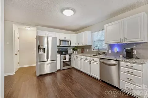Kitchen - 7742 Red Robin Trl, Denver, NC 28037 photo 3 of 5