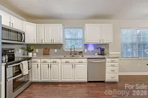 Kitchen - 7742 Red Robin Trl, Denver, NC 28037 photo 2 of 5