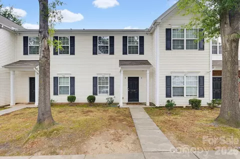 2176 Winthrop Chase Dr, Charlotte, NC 28212