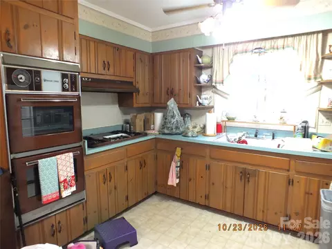 Kitchen - 1104 Crestfield Dr, Lancaster, SC 29720 photo 1 of 2