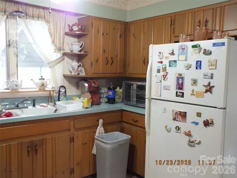 Kitchen - 1104 Crestfield Dr, Lancaster, SC 29720 photo 2 of 2