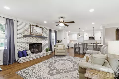 8317 Fallsdale Dr, Charlotte, NC 28214