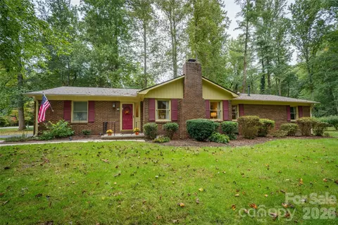 13 Foxhorn Ct, Hendersonville, NC 28791