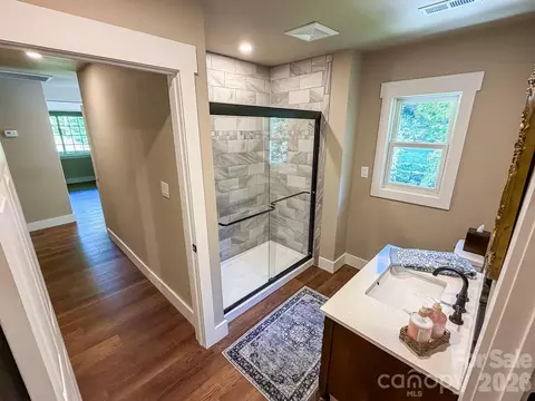 Bath - 283 Robin Dr, Marion, NC 28752 photo 4 of 5