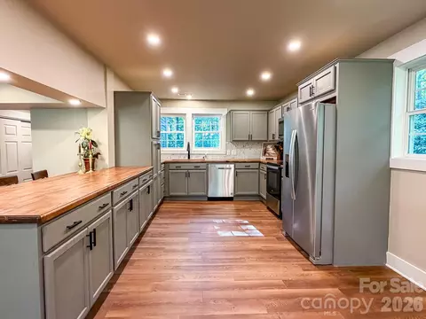 Kitchen - 283 Robin Dr, Marion, NC 28752 photo 3 of 8
