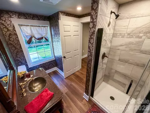 Bath - 283 Robin Dr, Marion, NC 28752 photo 2 of 5