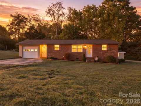 129 Automotive Ln, Hickory, NC 28601