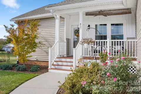 457 Riverwind Dr, Hendersonville, NC 28739